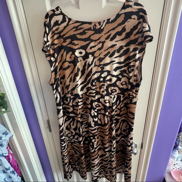 Elegant Animal Print Dress - Picture 12 of 13